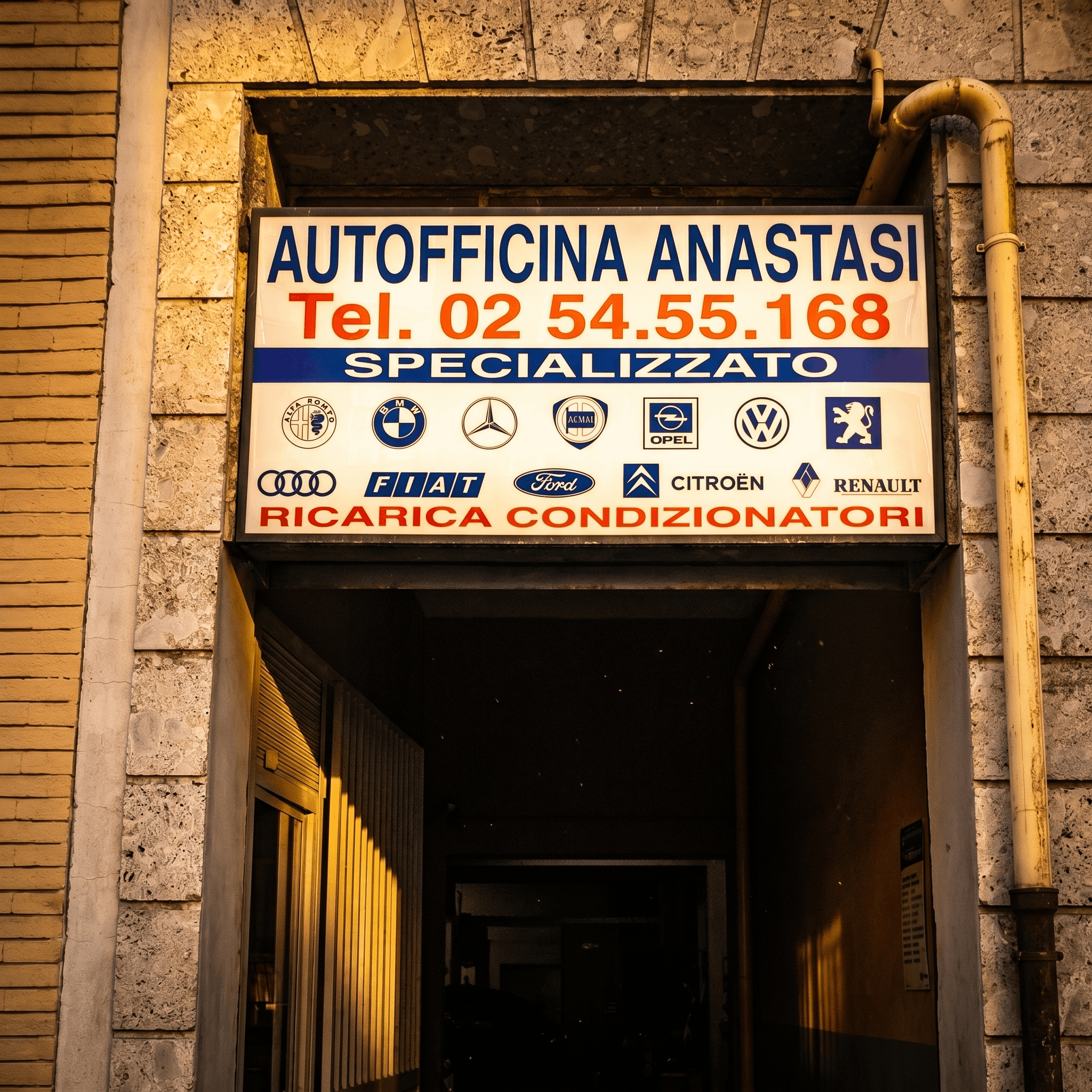 Facciata esterna Autofficina Anastasi in Via Friuli a Milano