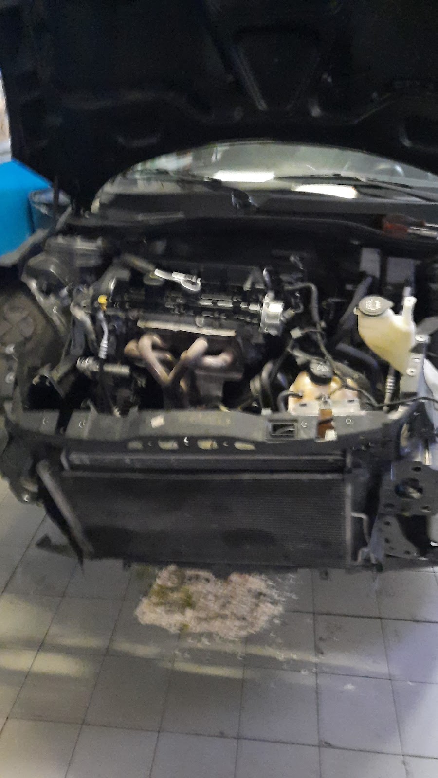 Vano motore aperto durante intervento