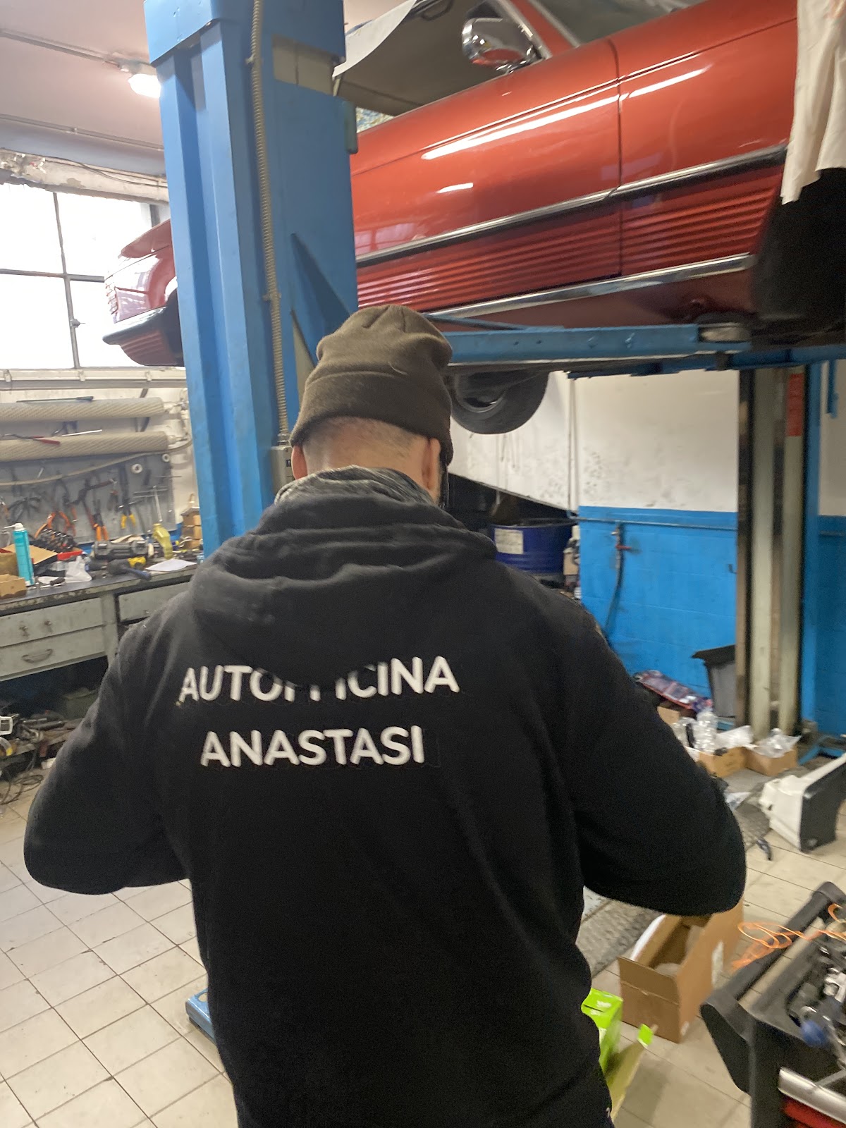 Auto su ponte sollevatore officina Anastasi