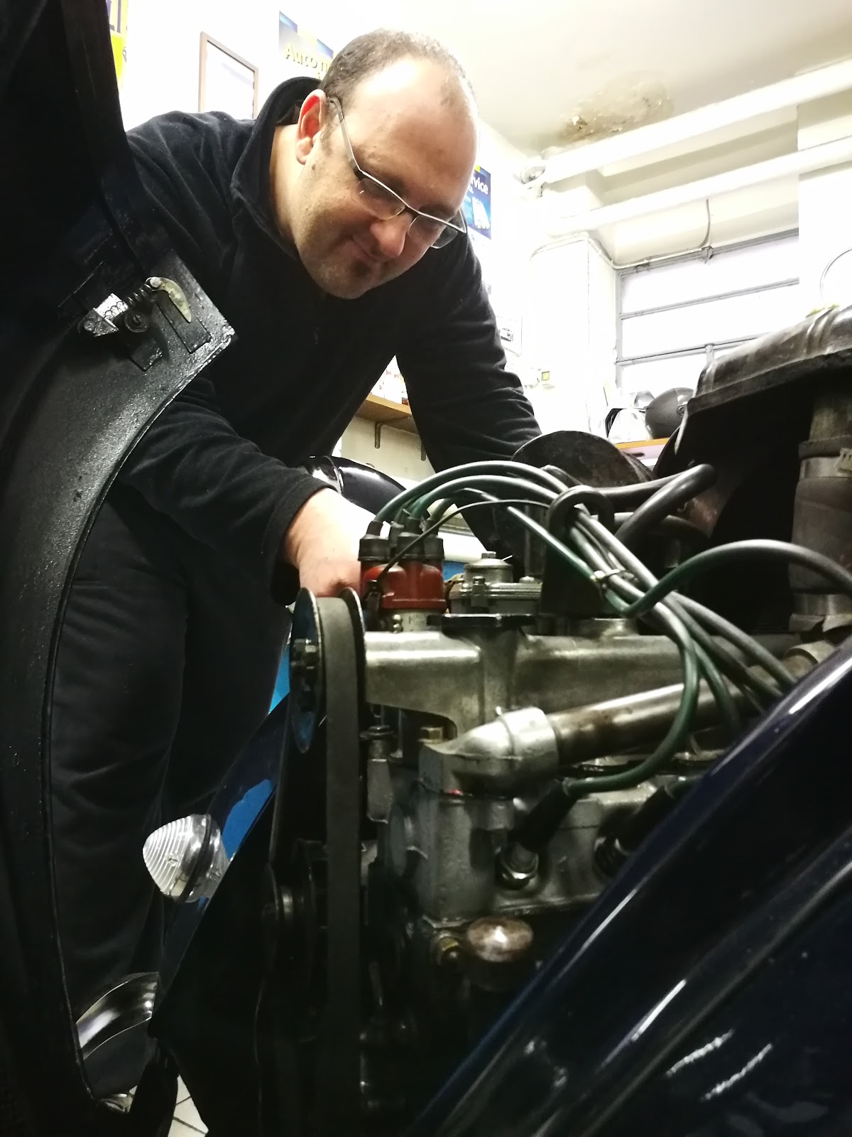 Roberto Anastasi al lavoro su un motore d'auto